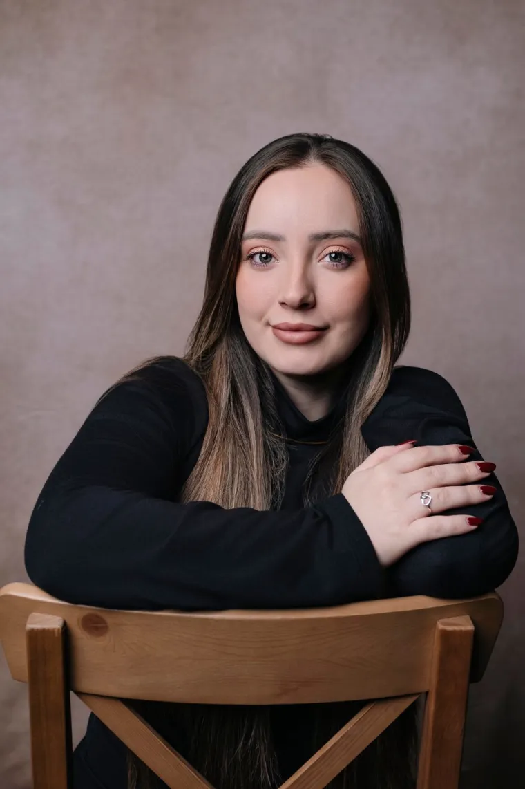 Giovanna Schuh sorrindo, olhando para a câmera